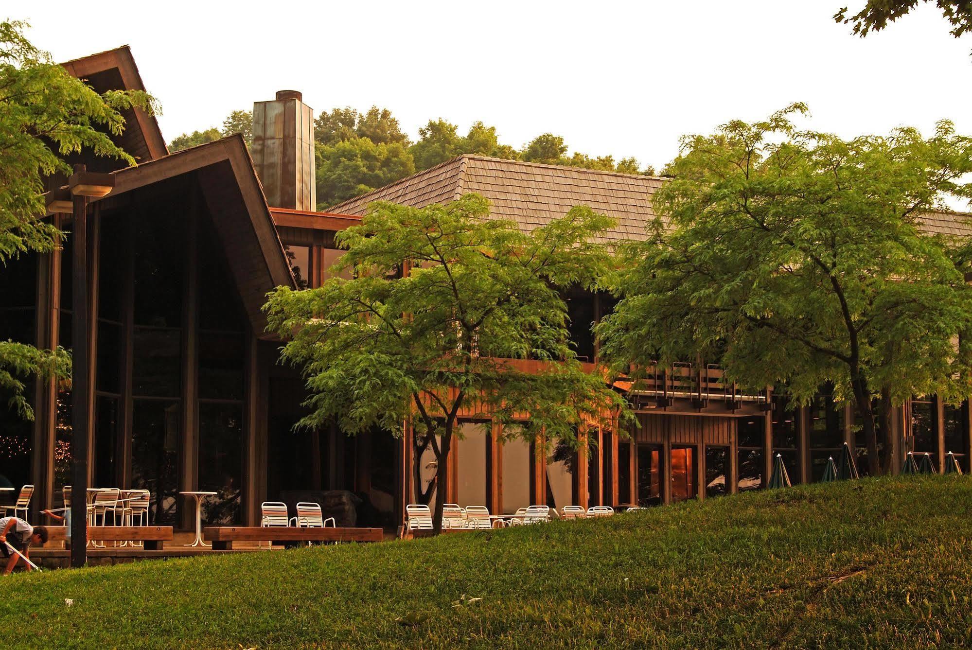 Mohican Lodge And Conference Center Perrysville Exterior photo